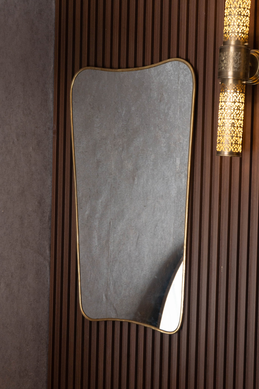 Miroir Mural en Laiton – Cadre Ondulé