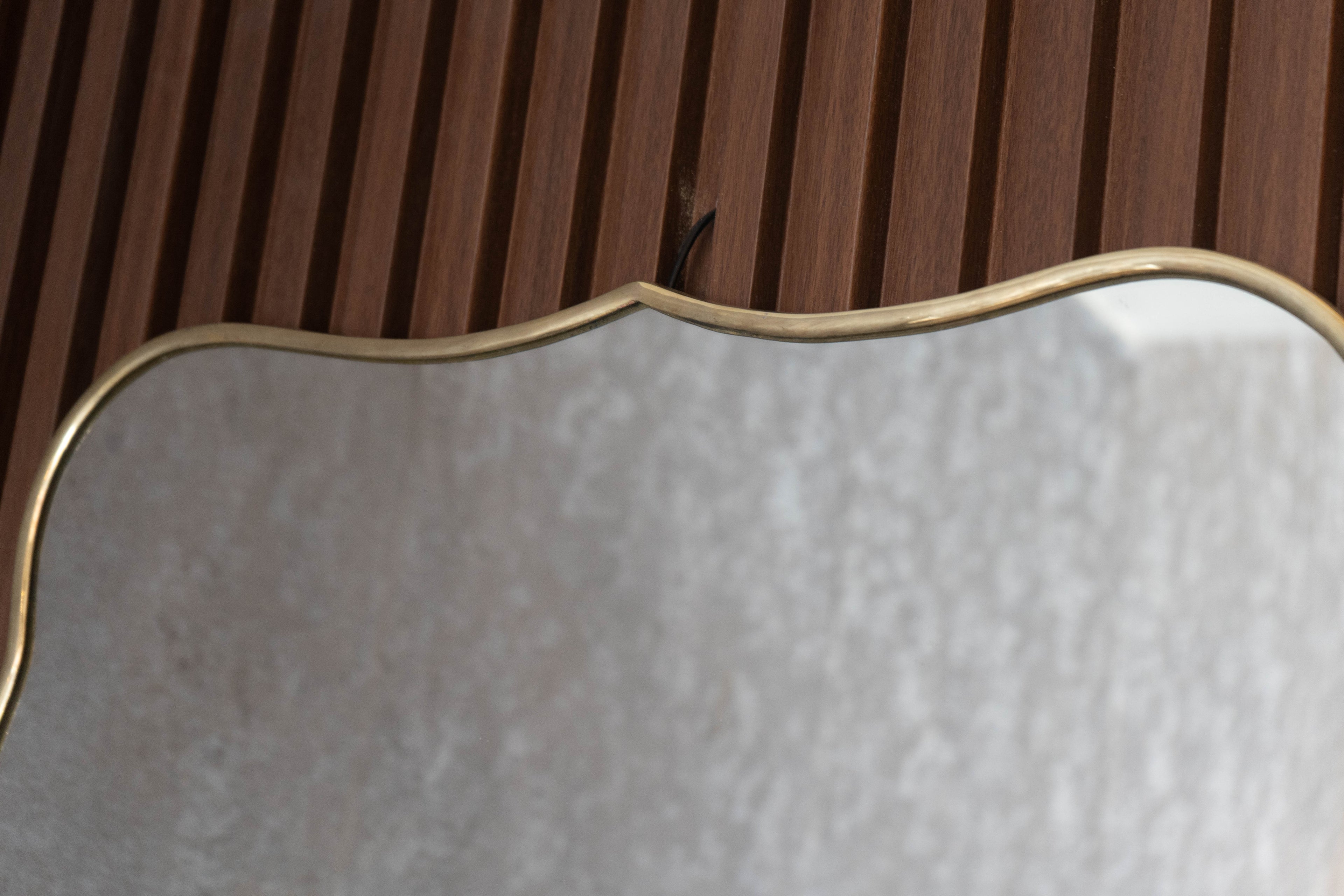 Miroir Mural en Laiton – Cadre Ondulé Classique