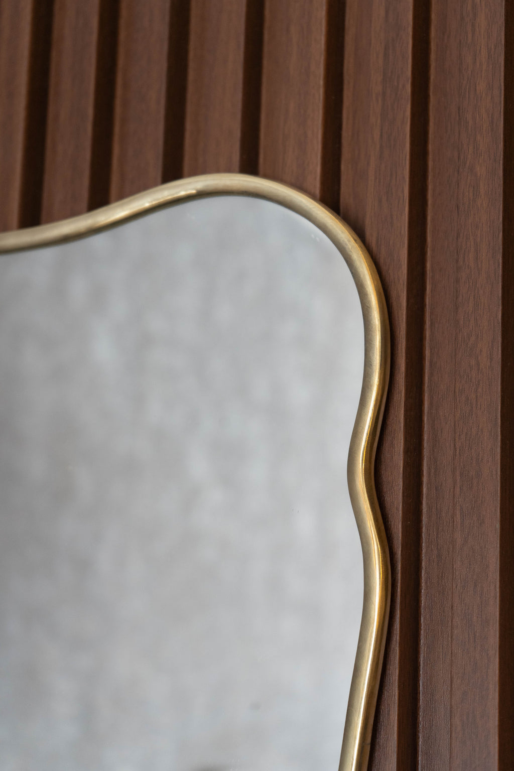 Miroir Mural en Laiton – Cadre Ondulé Classique