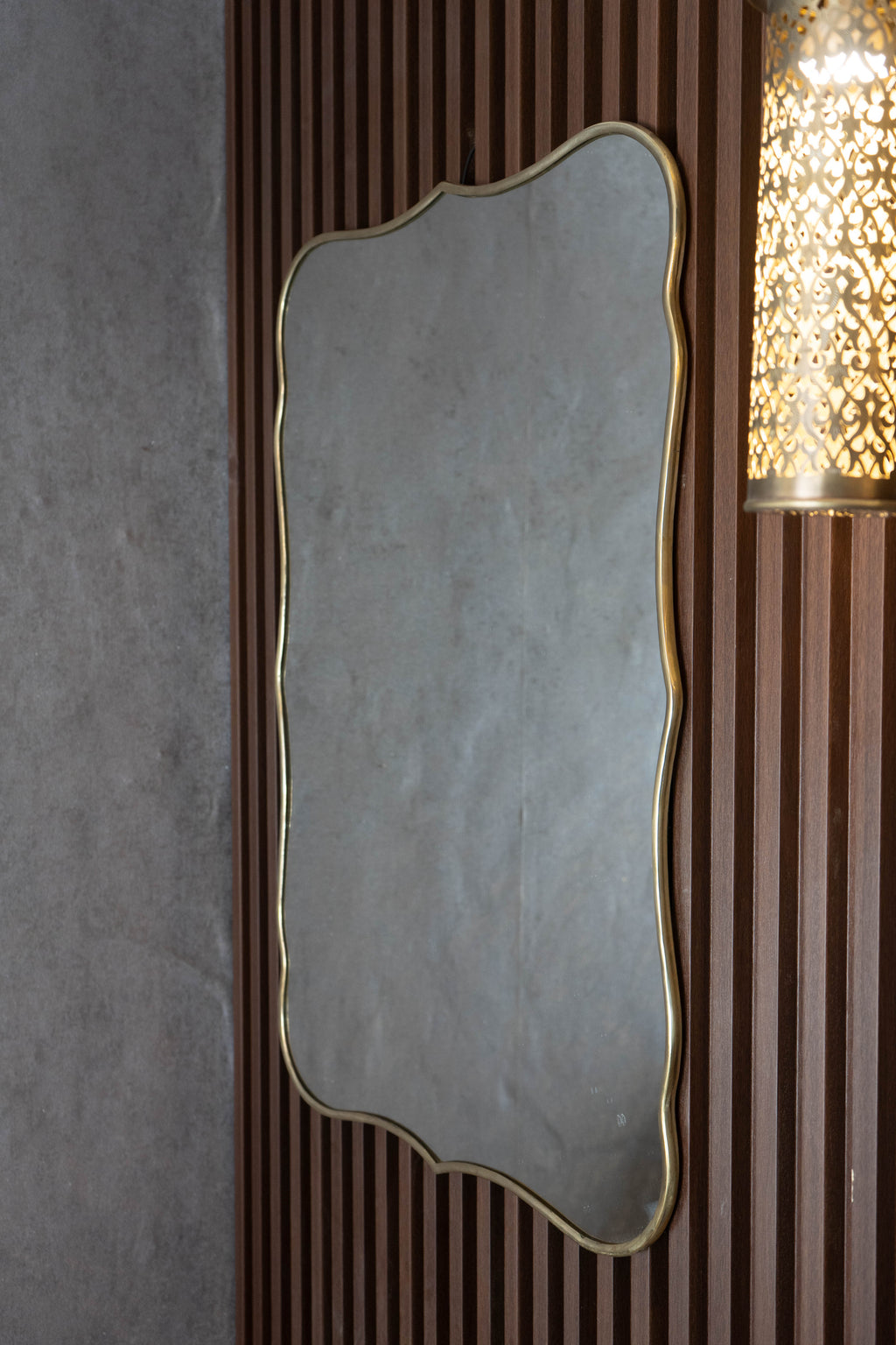 Miroir Mural en Laiton – Cadre Ondulé Classique