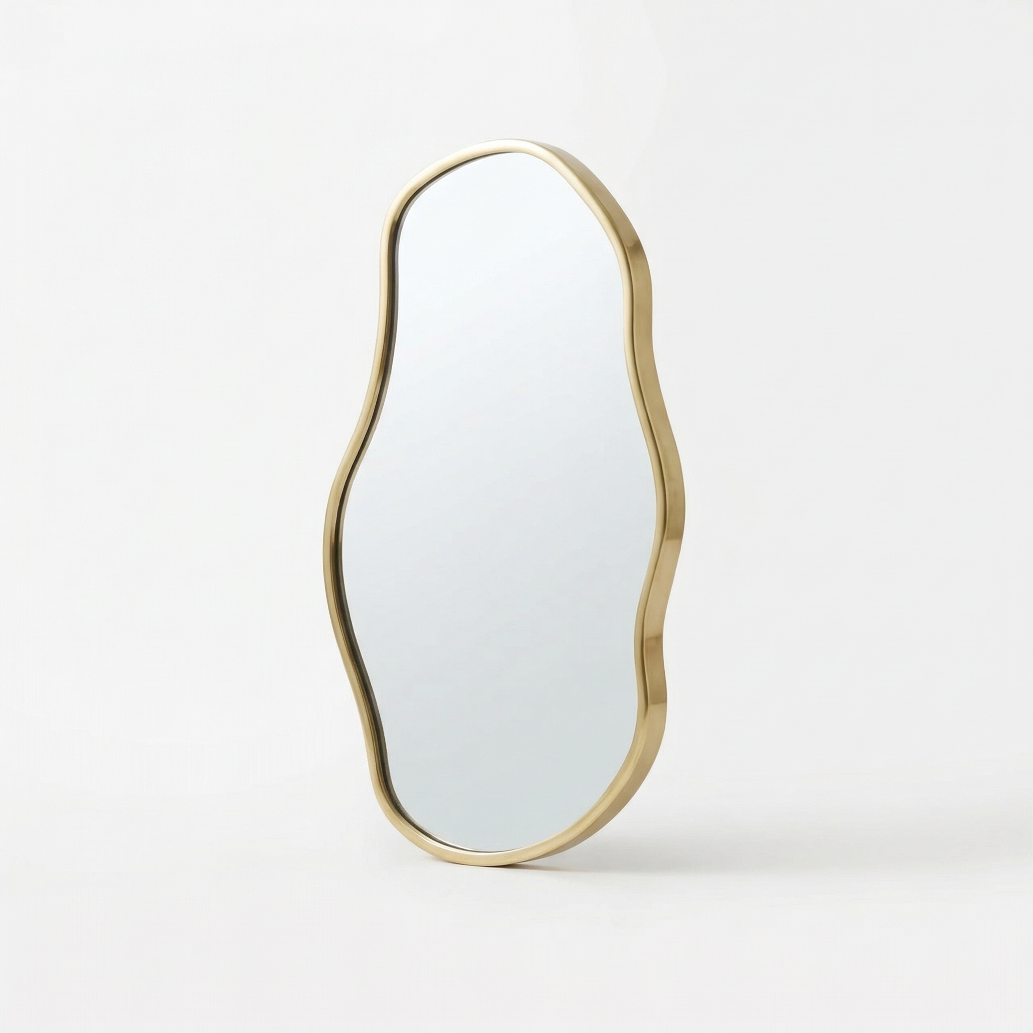Miroir Mural Organique avec Cadre en Laiton – Design Contemporain