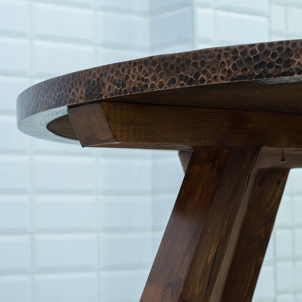 Table Basse en Cuivre Martelé et Bois – Plateau Rond