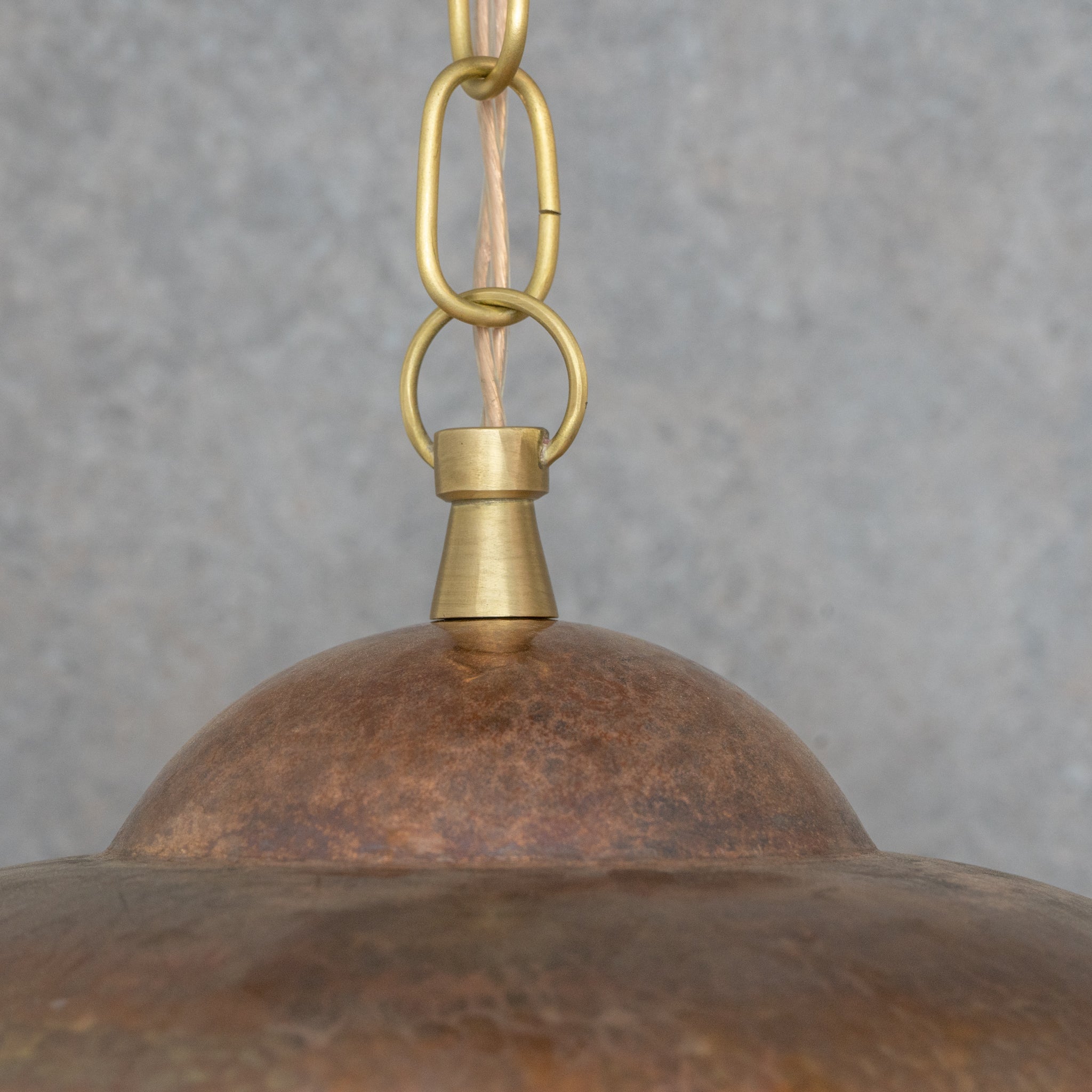 Suspension en Cuivre Martelé – Abat-jour Dôme