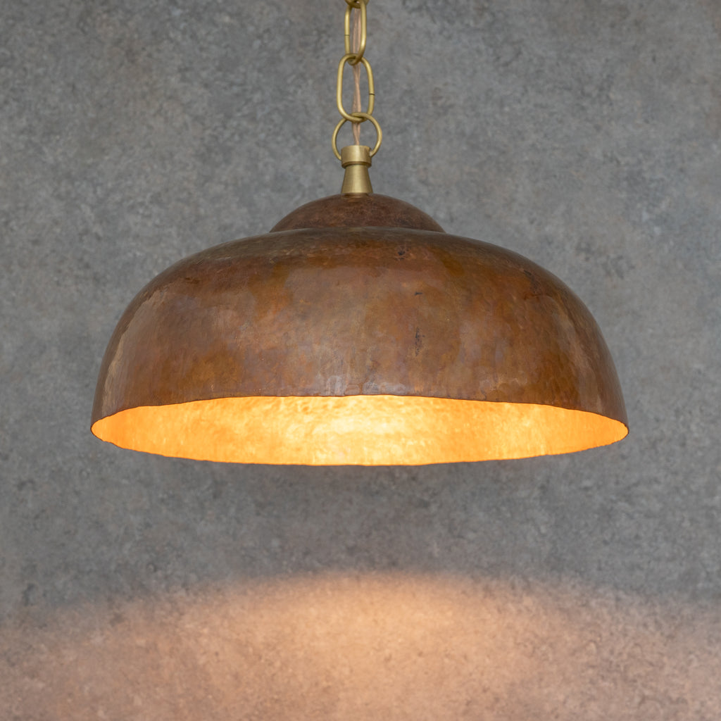 Suspension en Cuivre Martelé – Abat-jour Dôme
