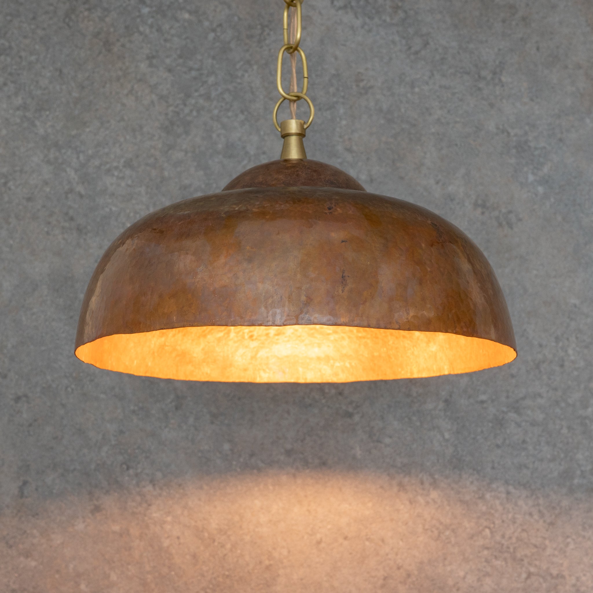 Suspension en Cuivre Martelé – Abat-jour Dôme