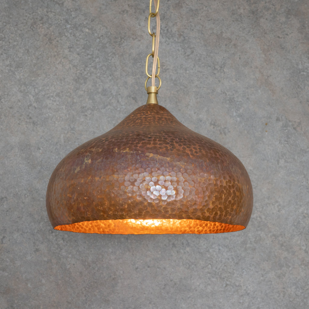 Suspension en Cuivre Martelé – Abat-jour Dôme Évasé
