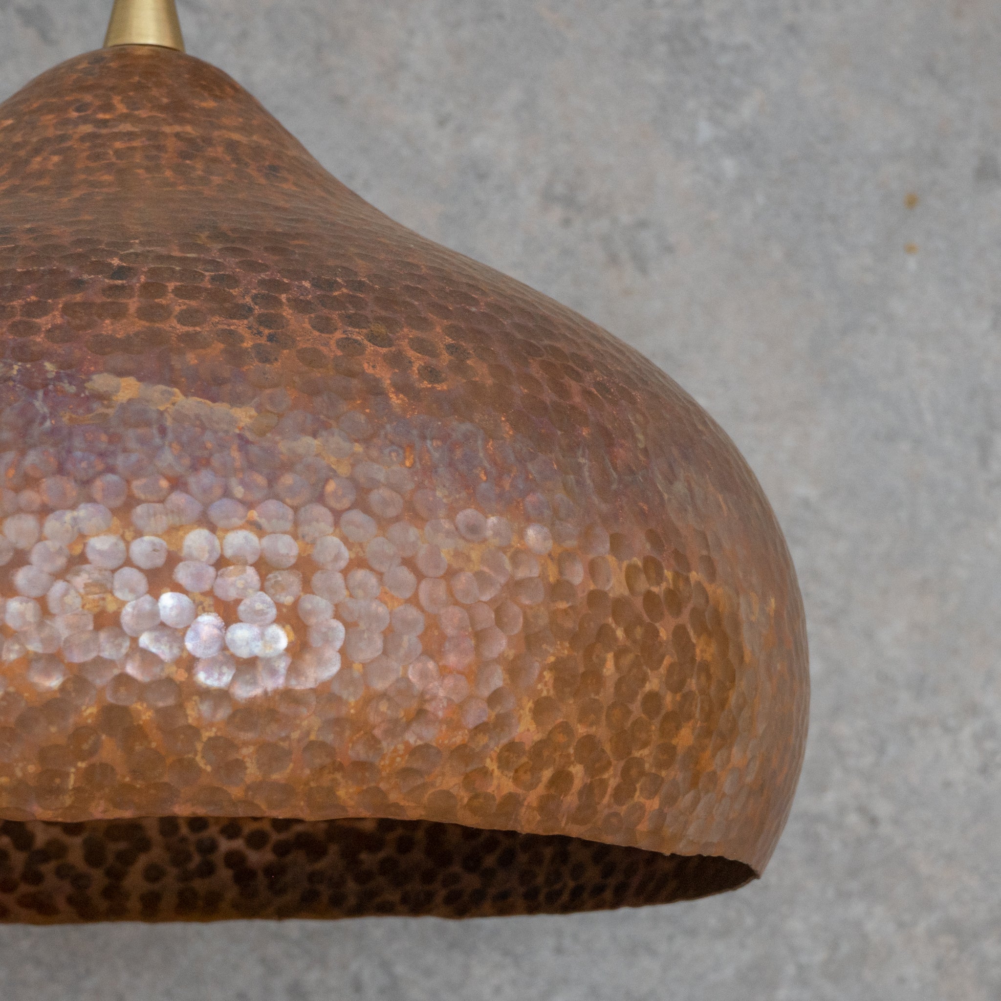 Suspension en Cuivre Martelé – Abat-jour Dôme Évasé