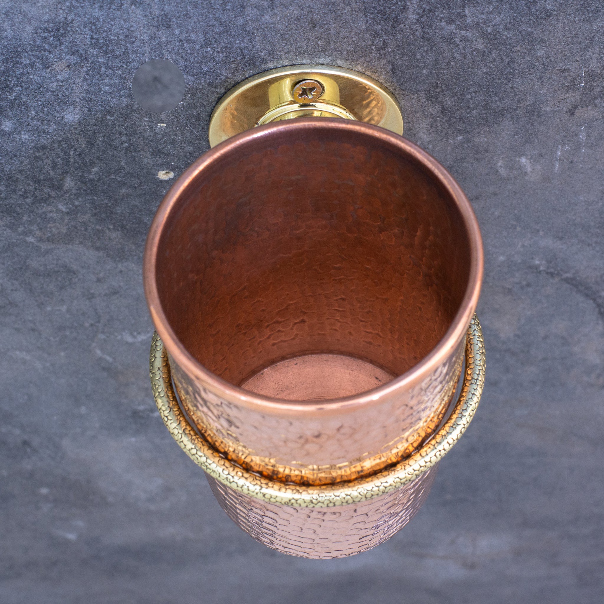 Gobelet Mural en Cuivre Martelé avec Support en Laiton