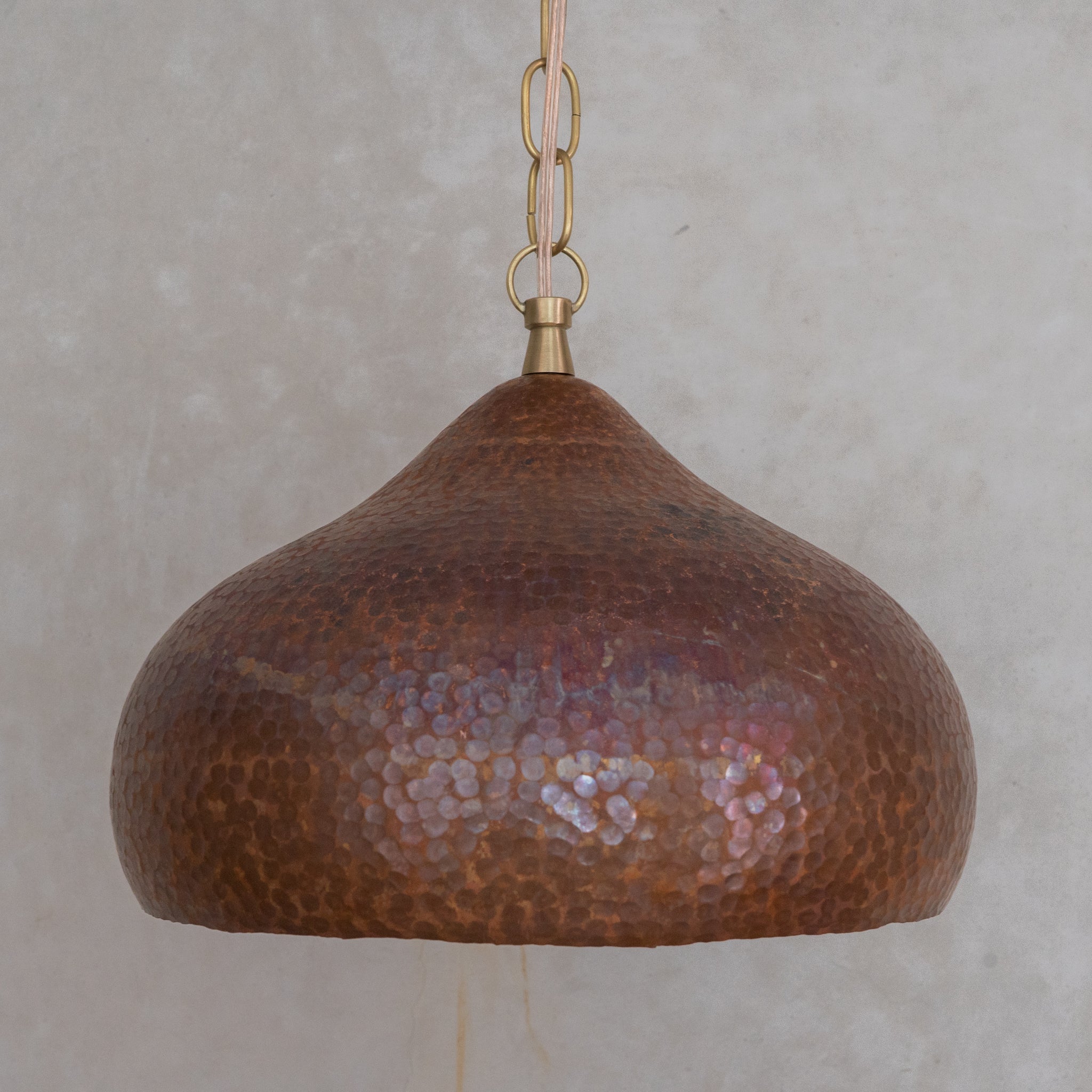 Suspension en Cuivre Martelé – Abat-jour Dôme Évasé