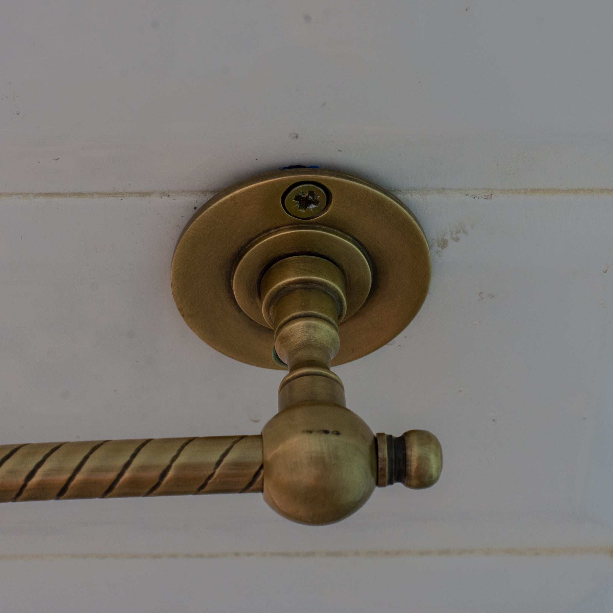 Porte-Papier Toilette Ouvert en Laiton Gravé – Support Mural Décoratif