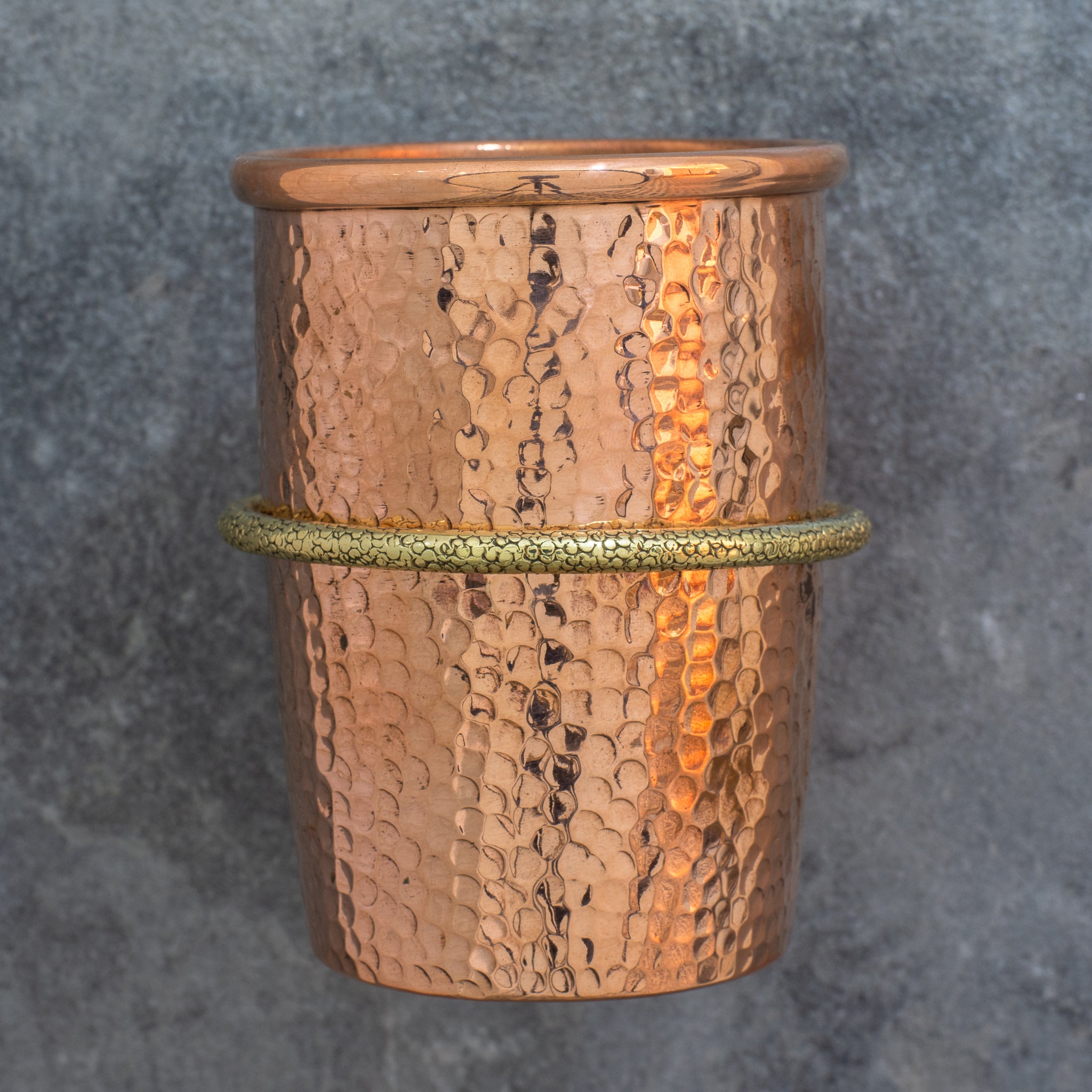 Gobelet Mural en Cuivre Martelé avec Support en Laiton