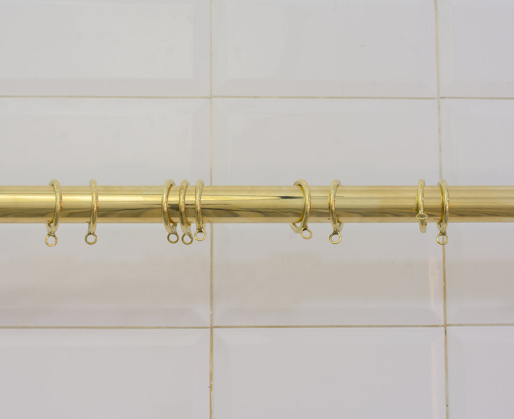 Barre de Rideau en Laiton avec Anneaux – Installation Murale