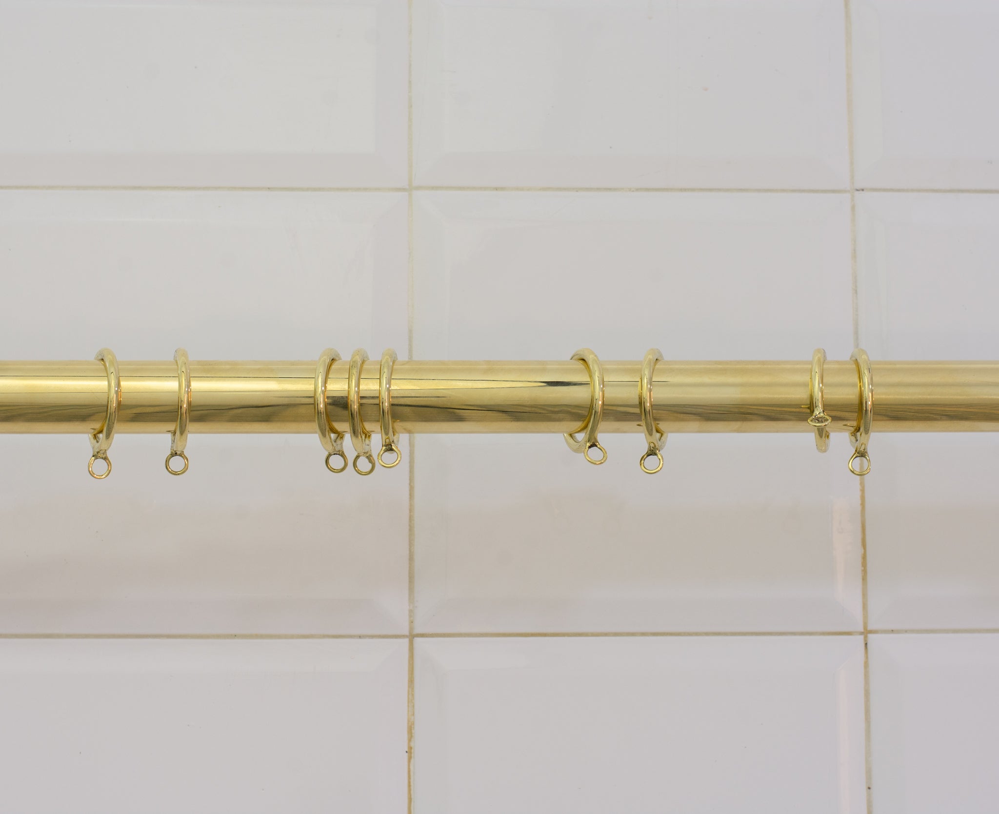 Barre de Rideau en Laiton avec Anneaux – Installation Murale