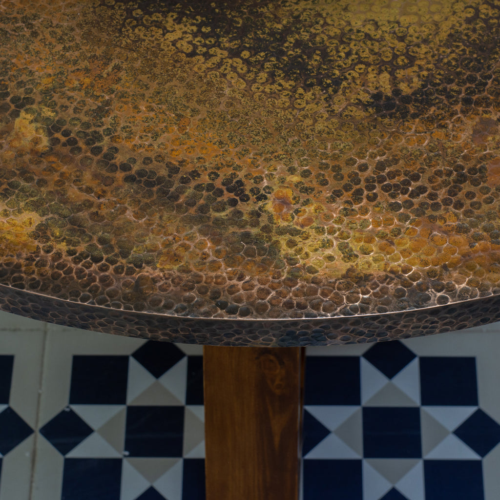 Table Basse en Cuivre Martelé et Bois – Plateau Rond