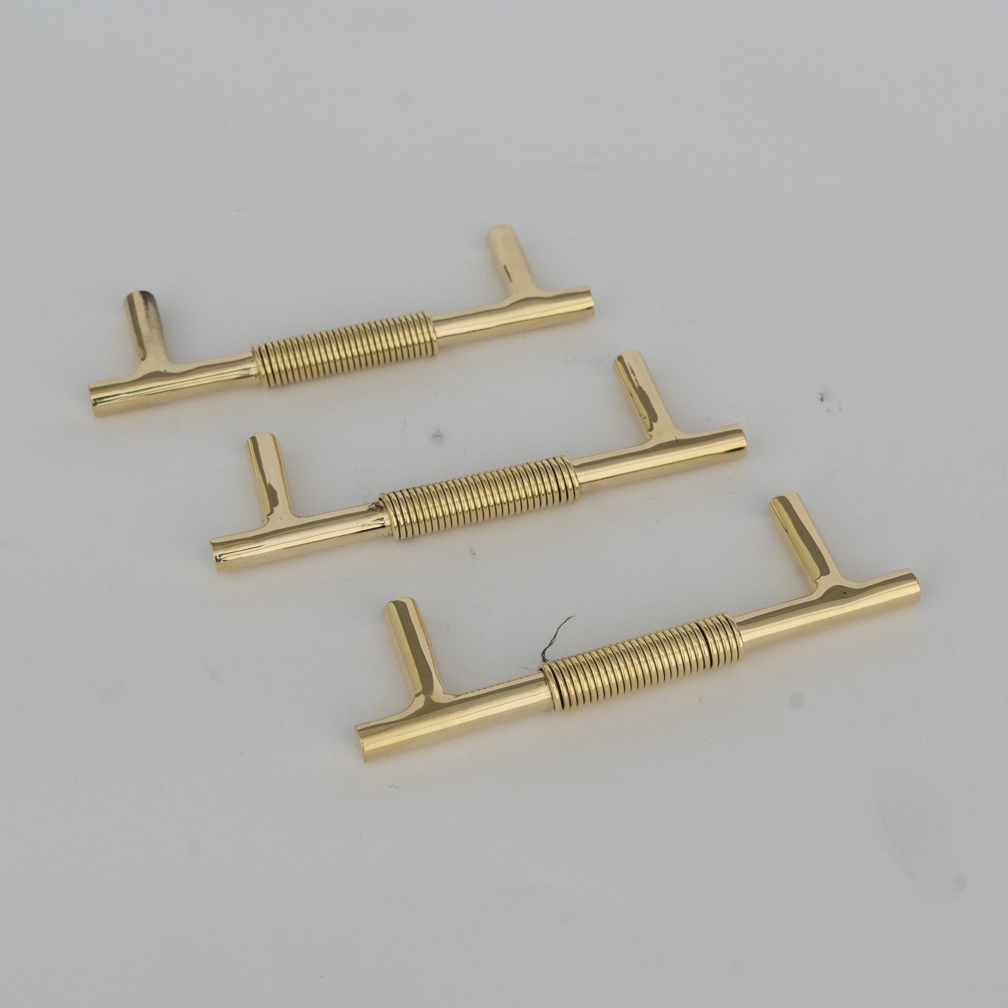 Poignée de Meuble en Laiton – Barre avec Détail Enroulé