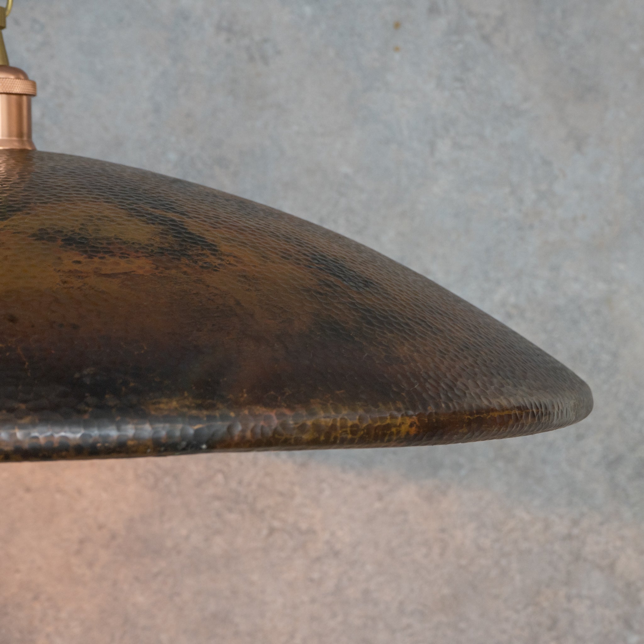 Suspension en Cuivre Martelé – Forme Plateau Rond