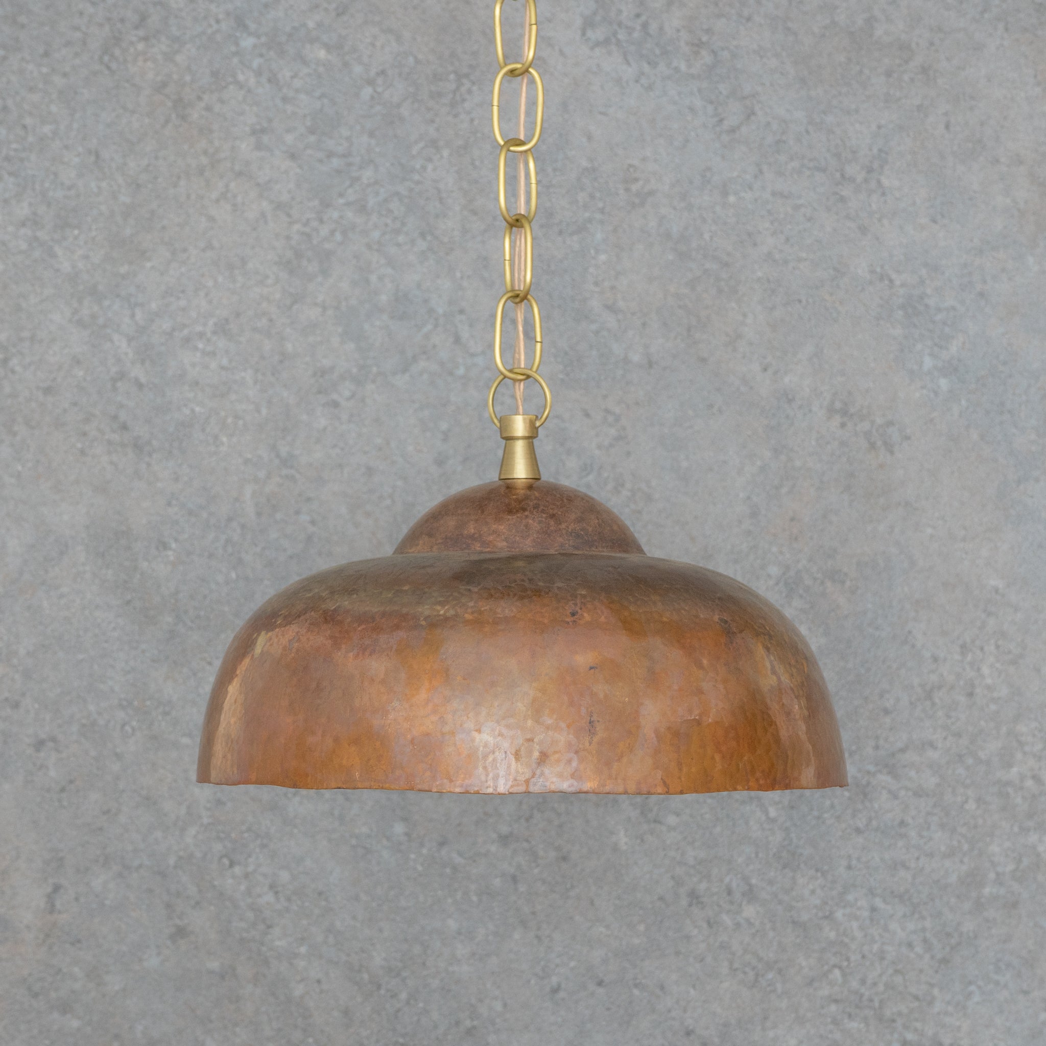 Suspension en Cuivre Martelé – Abat-jour Dôme