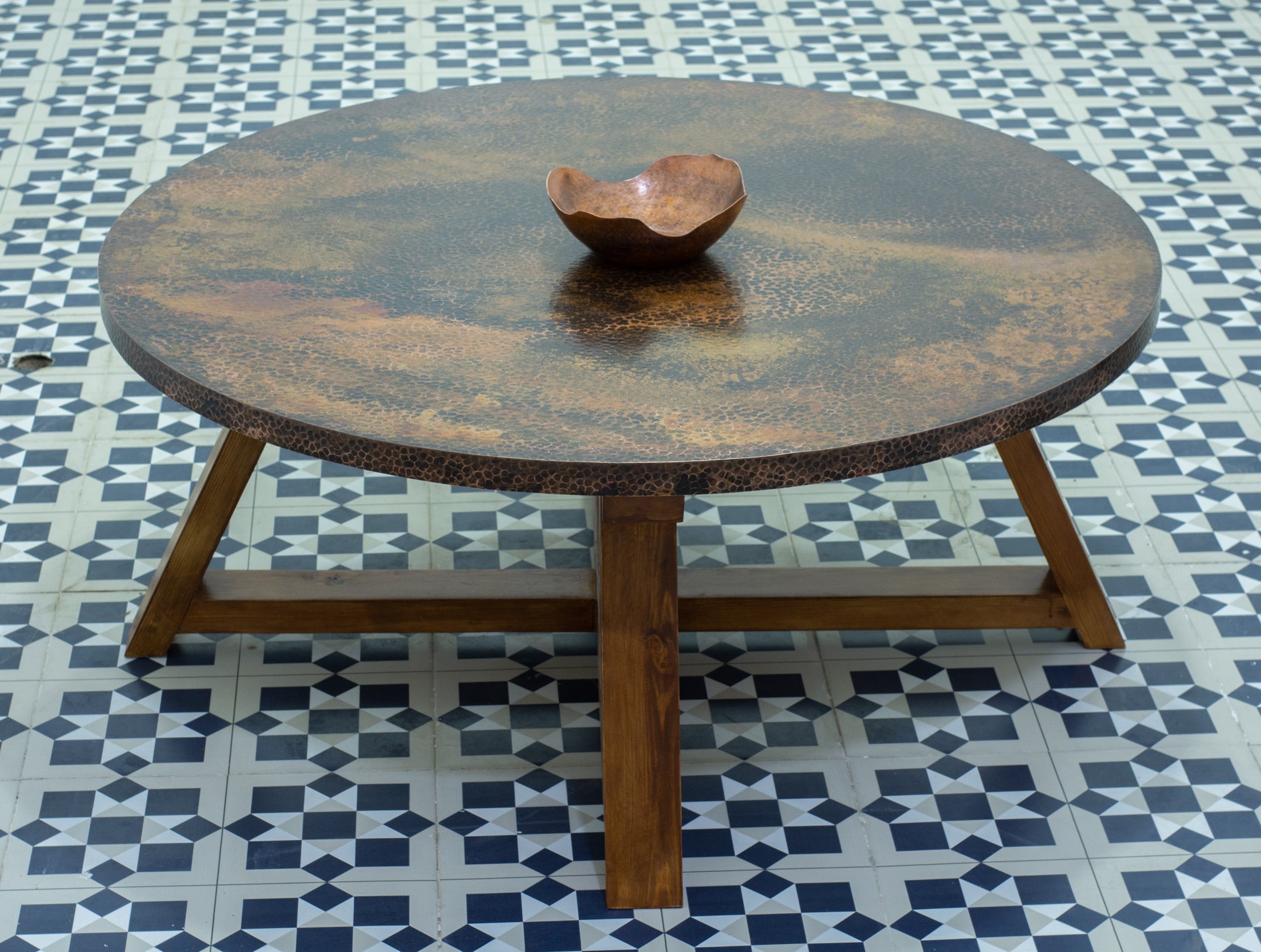 Table Basse en Cuivre Martelé et Bois – Plateau Rond