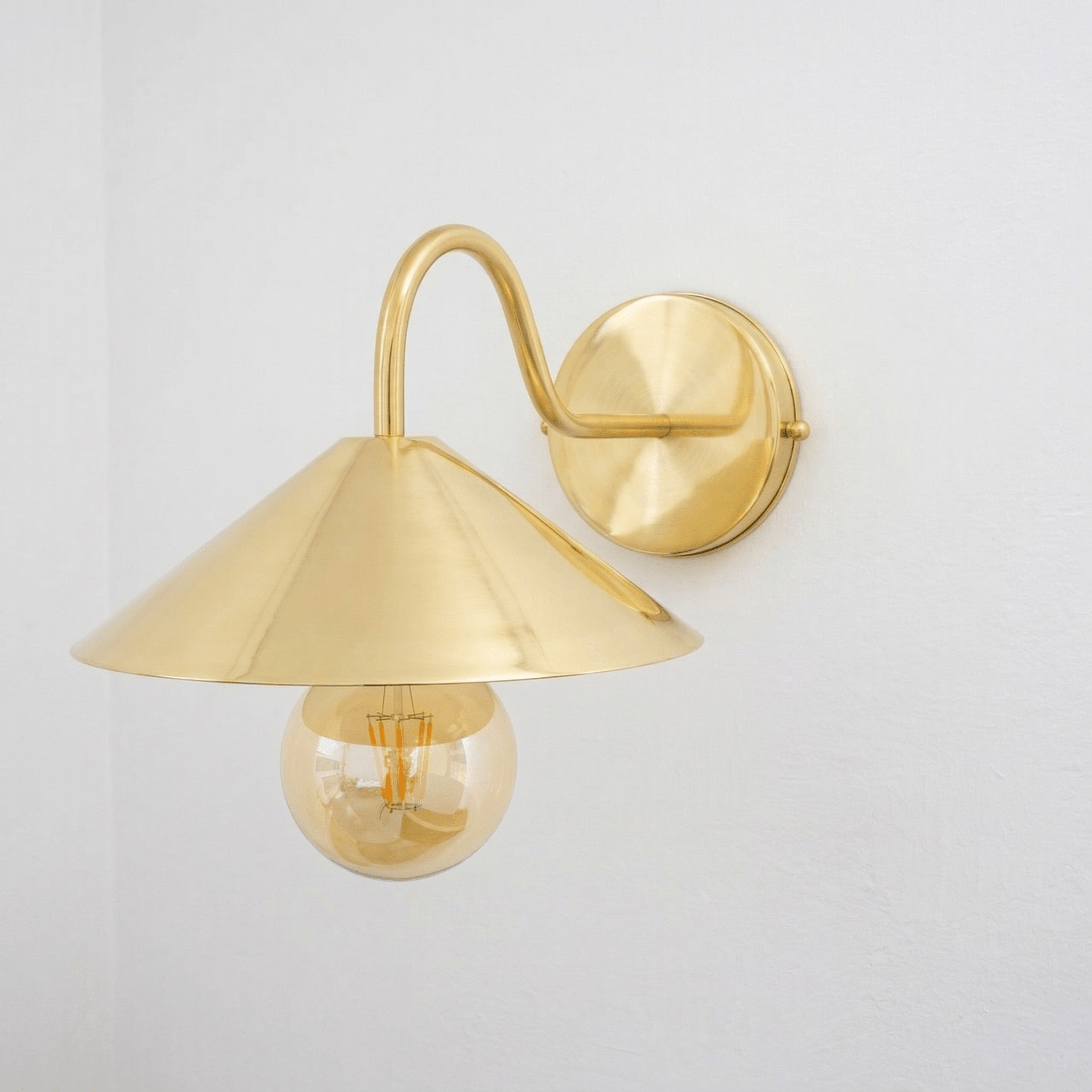 Applique Murale en Laiton – Abat - jour Conique et Bras Courbé - Mecaf