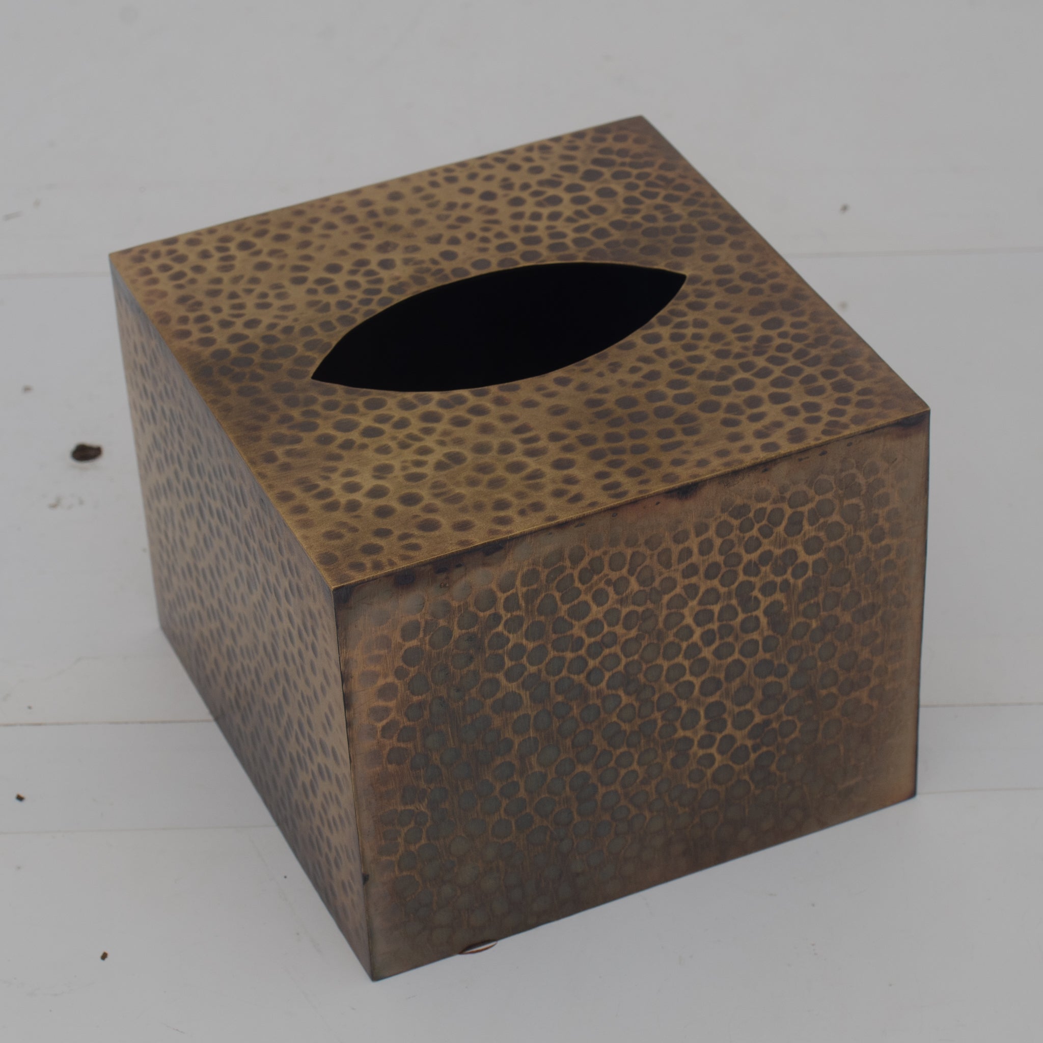Boîte à Mouchoirs Cubique en Bronze Martelé – Collection Alchimie - Mecaf