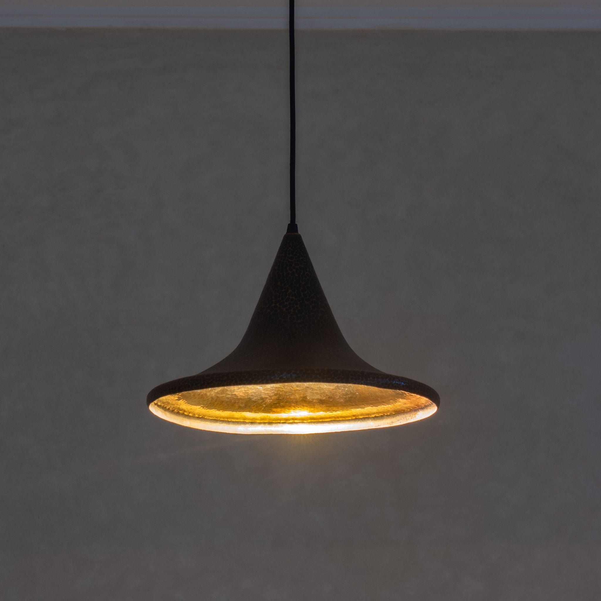 Lampe Suspendu - Cone - Laiton Finition Bronze Martelé - Mecaf