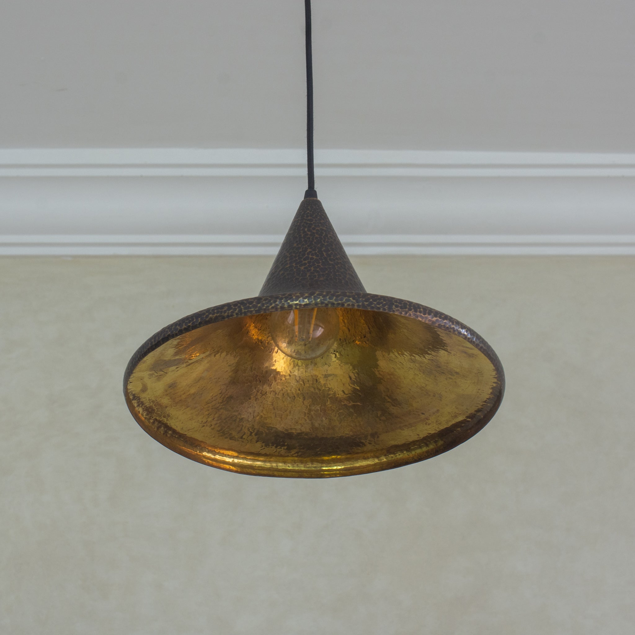 Lampe Suspendu - Cone - Laiton Finition Bronze Martelé - Mecaf