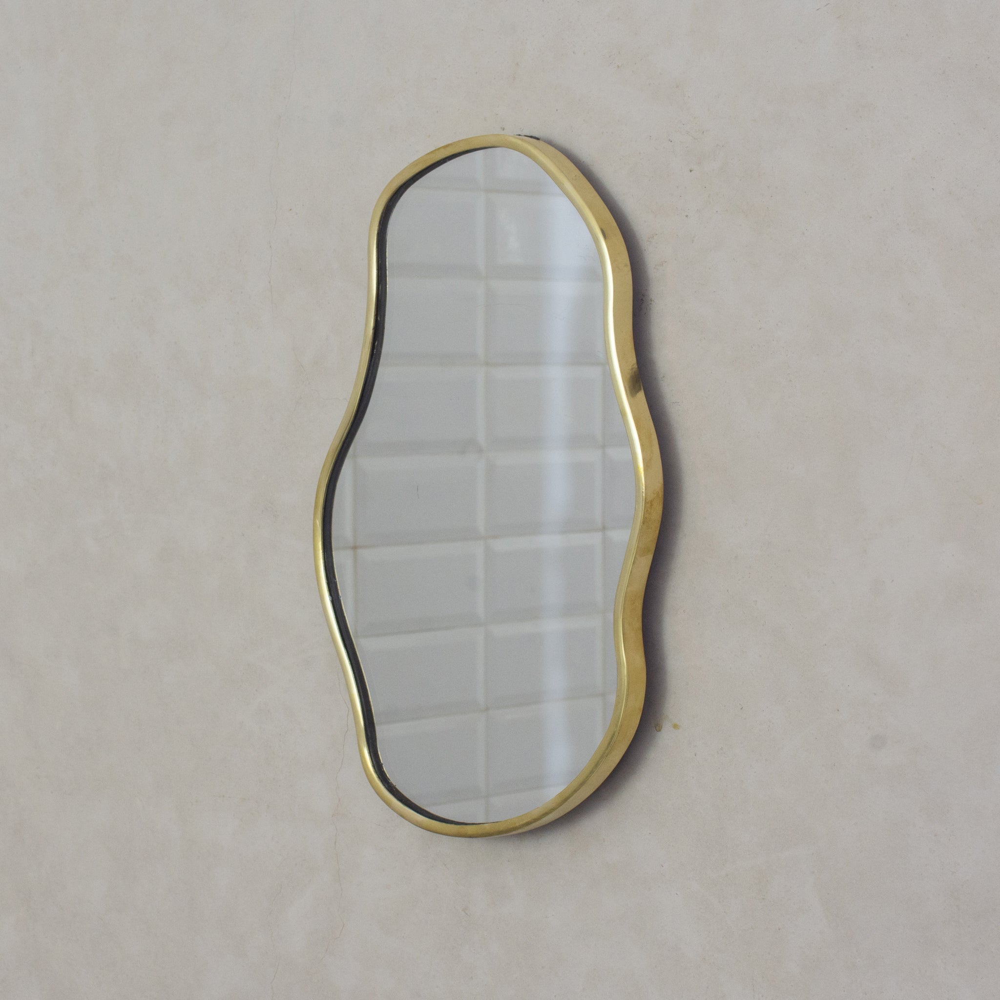 Miroir Mural Organique avec Cadre en Laiton – Design Contemporain - Mecaf