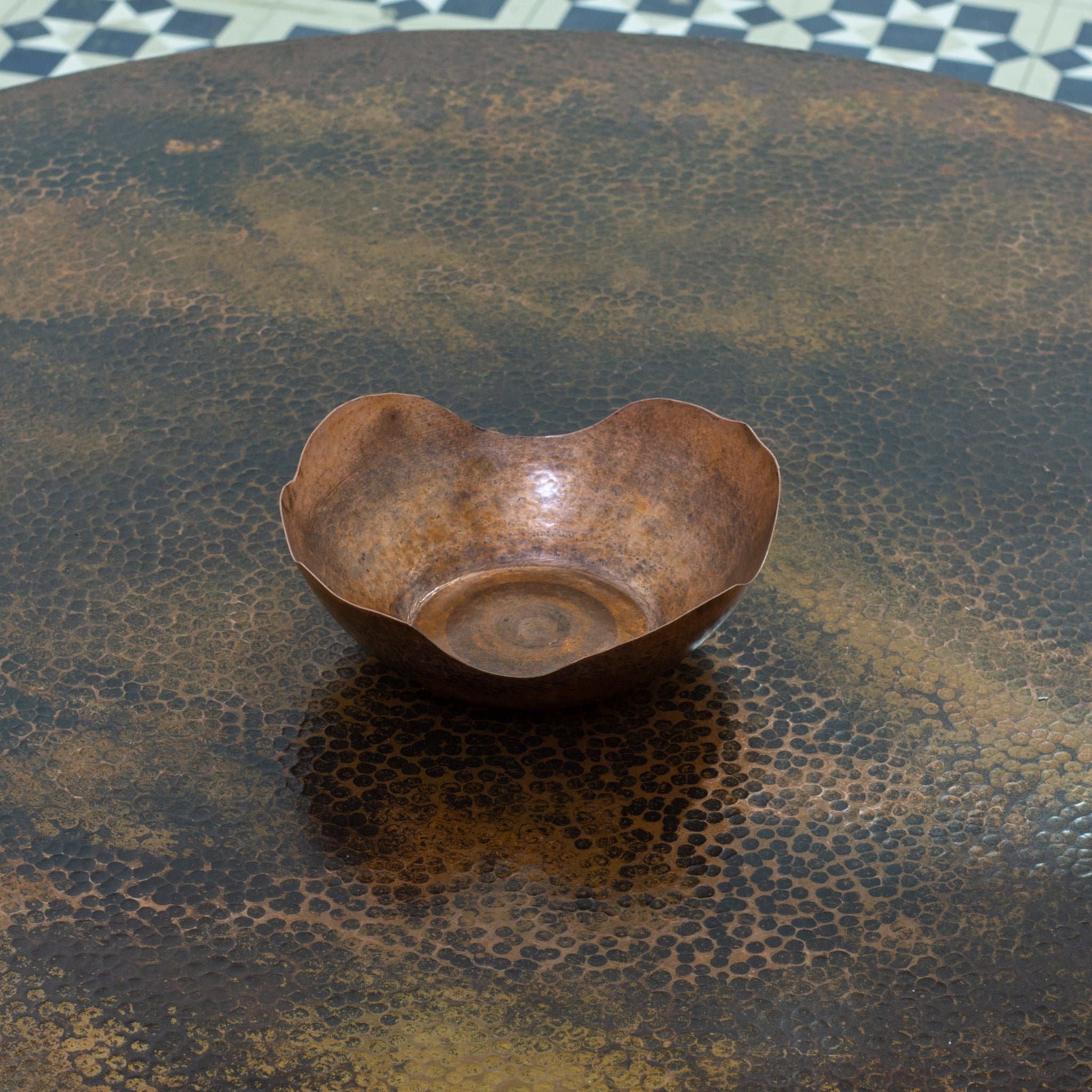 Table Basse en Cuivre Martelé et Bois – Plateau Rond - Mecaf