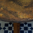 Table Basse en Cuivre Martelé et Bois – Plateau Rond - Mecaf