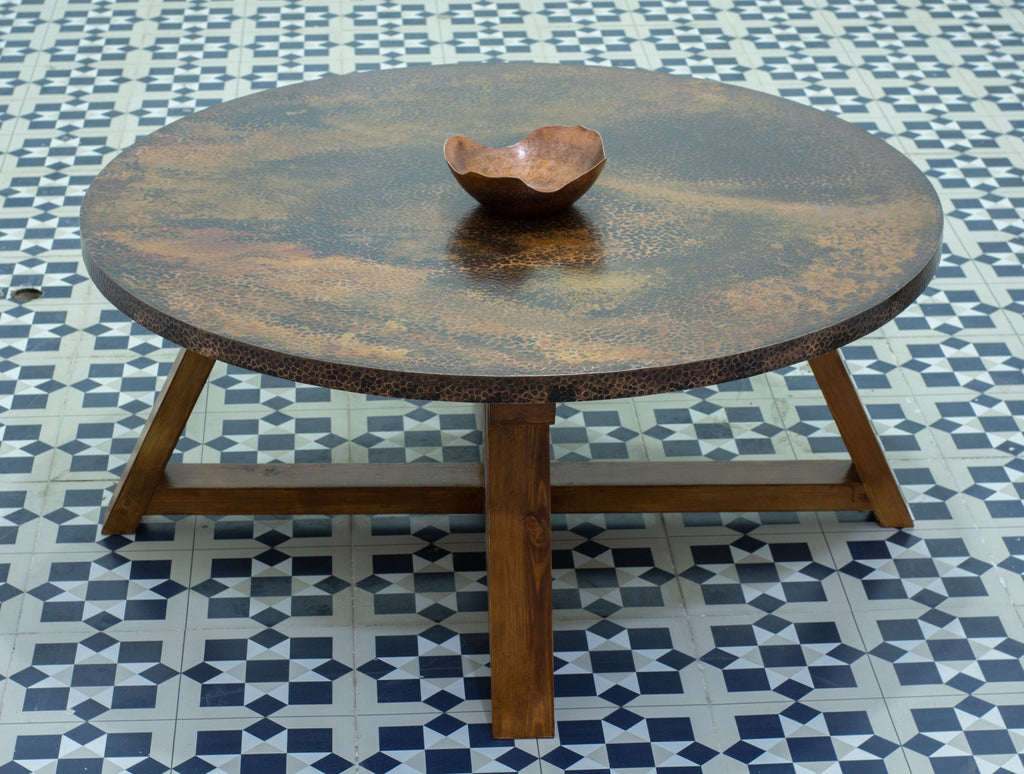 Table Basse en Cuivre Martelé et Bois – Plateau Rond - Mecaf